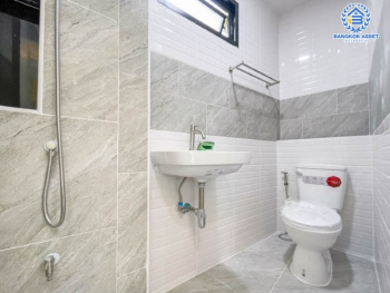 *****บ้านแฝดมือสองชั้นเดียว ย่านนนทบุรี ม.รวยรื่น ติวานนท์  บ้านสวยตกแต่งใหม่เหมือนมือหนึ่ง บนเนื้อที่ 32 ตร.ว. มาพร้อมฟังก์ชัน 3 ห้องนอน 3 ห้องน้ำ จอดรถ 1 คัน  บนทำเลศักยภาพ เชื่อมต่อถนนหลายเส้นทาง ใกล้จุดขึ้นทางด่วนงามวงศ์วาน และ รถไฟฟ้าสถานีกระทรวงสาธารณสุข เติมเต็มด้วยสิ่งอำนวยความสะดวกครบครัน